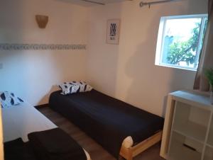 a small bedroom with a bed and a window at Mobil home 6 pers - camping Les Arbouses - clim terrasse plancha in Le Castellet +22 photos