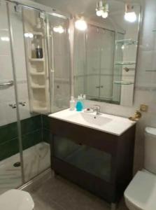 een badkamer met wastafel, douche en toilet bij - Habitación comp Masculina in Madrid