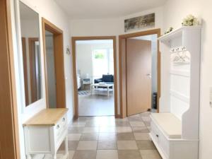 a room with a hallway with a living room at Casa Nella - Komfortables Einzelhaus mit Garten in Halstenbek