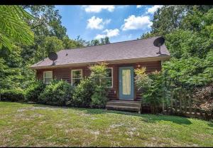 Gallery image of Cabin, hot tub, arcade games! sleeps 8! in Gatlinburg +39 photos