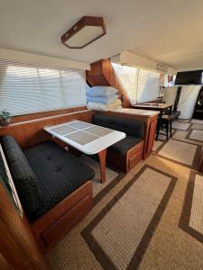 ein kleines Zimmer mit einem Tisch und einigen Stühlen in der Unterkunft 60ft Stationary House Boat 