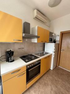 Kuchyň nebo kuchyňský kout v ubytování Apartment Lovre Topic