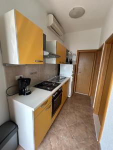 Kuchyň nebo kuchyňský kout v ubytování Apartment Lovre Topic