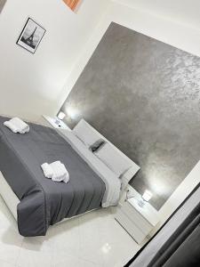 um quarto com uma cama grande com duas toalhas em Casa Leila em Palermo