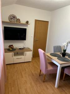 TV a/nebo společenská místnost v ubytování Apartment Lovre Topic