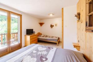 a bedroom with a bed and a window at Edelweiss in Valloire