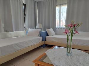 Posteľ alebo postele v izbe v ubytovaní Dora's House comfortable apartment with a yard and view