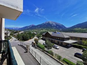 desde el balcón de un edificio con aparcamiento en Appartement à 5min du centre ville d'Embrun, en Embrun