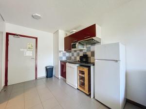 een keuken met een witte koelkast en een fornuis bij 3302 - Appartement 4 couchages avec piscine in Argelès-sur-Mer