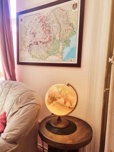 Transylvania Hostel في كلوي نابوكا: وجود الكرة الأرضية على طاولة بجوار سرير
