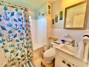 Koupelna v ubytování Rent The Crafty Mermaid - West Palm Beach + 60 fotografií