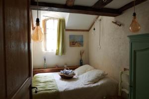 Un dormitorio con una cama con una cesta. en Un Mas en Ville en Marsella