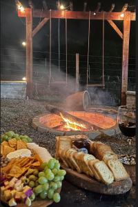 Ein Grill mit einem Haufen Essen und einem Feuer in der Unterkunft Recanto dos Pássaros in Caparaó Velho