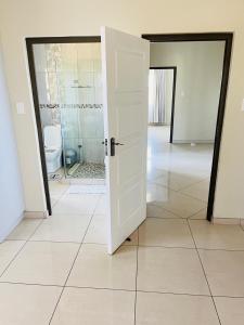 Drzwi otwarte w łazience z toaletą w obiekcie Langelihle- Margate Accommodation w mieście Margate