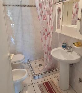uma casa de banho com um lavatório, um WC e um chuveiro em Ponza Le Forna em Ponza