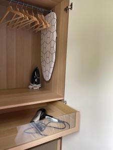 une armoire en bois avec un tiroir et une souris. dans l'établissement Lancasters Cottage, à Horsham