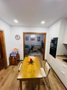 uma cozinha e sala de jantar com uma mesa de madeira em A CASA DO LUGAR em Sampaio