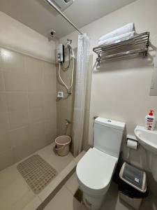 Koupelna v ubytování Condo in Silang Fullerton Suites - near tagaytay and nuvali + 4 fotografie