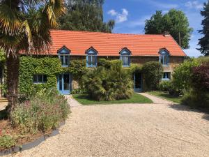 a house with an orange roof and a driveway at Gites de la Touche aux Pourvoirs in Combourg