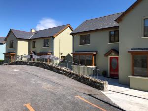 una fila de casas con entrada en Harbour View Bed & Breakfast, en Castletownbere