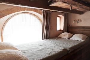 um quarto com uma cama grande e uma janela em Un Mas en Ville em Marselha