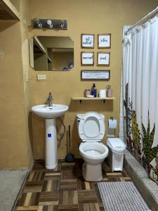 Bathroom sa The Yellow House Boquete (hostal)