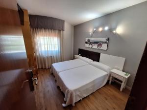 Łóżko lub łóżka w pokoju w obiekcie Hostal O Galeón San Luis