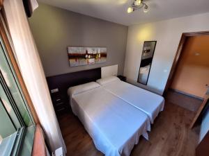 Łóżko lub łóżka w pokoju w obiekcie Hostal O Galeón San Luis
