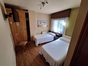 Łóżko lub łóżka w pokoju w obiekcie Hostal O Galeón San Luis