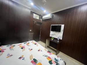 TV a/nebo společenská místnost v ubytování Hotel Jerry inn -Near Nizamuddun Railway Station