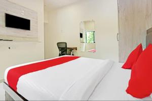 سرير أو أسرّة في غرفة في Hotel BKC Annex