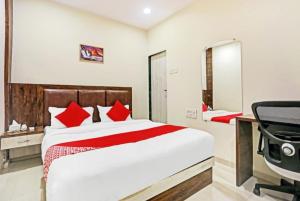 Tempat tidur dalam kamar di Hotel BKC Annex