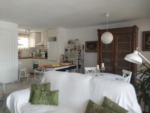 a living room with a white couch and a kitchen at casa caravane in Benalmádena