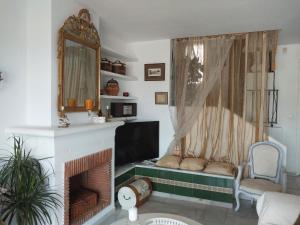 a living room with a fireplace and a mirror at casa caravane in Benalmádena