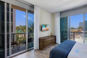 - une chambre avec un lit et une grande fenêtre dans l'établissement Ocean View - Balcony - Rooftop Pool - Hollywood Beach, à Hollywood