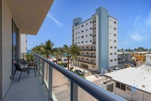En balkon eller terrasse på Ocean View - Balcony - Rooftop Pool - Hollywood Beach