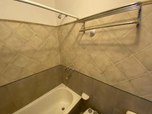 a bathroom with a tub and a toilet and a sink at Apartamento San Martín de los Andes in San Martín de los Andes