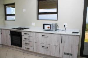 Кухня или мини-кухня в Langelihle- Margate Accommodation
