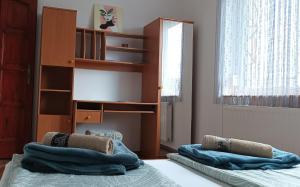 Postel nebo postele na pokoji v ubytování Barackos Apartman