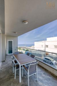 Balkón nebo terasa v ubytování Stunning 3BR home just off the promenade by 360 Estates