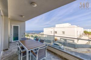 Balkón nebo terasa v ubytování Stunning 3BR home just off the promenade by 360 Estates