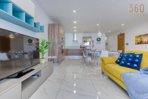 Posezení v ubytování Stunning 3BR home just off the promenade by 360 Estates + 37 fotografií