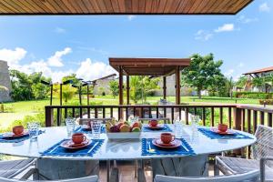 une table avec un bol de fruits sur une terrasse dans l'établissement Bela Casa No Meridional-Serv de Limpeza-SH091, à Tamandaré