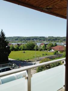 una vista desde el balcón de una casa en Donaublick en Marbach an der Donau
