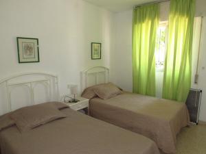 Postel nebo postele na pokoji v ubytování Pueblo Mar - Guadalmar + 36 fotografií