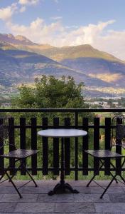 - Balcón con vistas a las montañas, mesa y 2 sillas en Lo noú, en Aosta