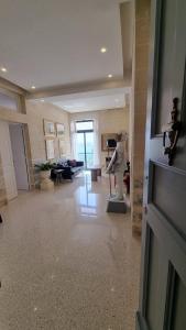ein Zimmer mit einem Wohnzimmer mit einem großen Zimmer in der Unterkunft Grand Harbour View in Valletta