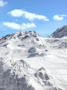 góra pokryta śniegiem, na której ludzie jeżdżą na nartach w obiekcie Appartement de 3 chambres avec jardin clos et wifi a Peisey Nancroix w mieście Peisey-Nancroix