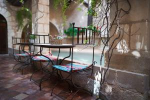 een tafel met stoelen en een tafel met een plant bij Un Mas en Ville in Marseille