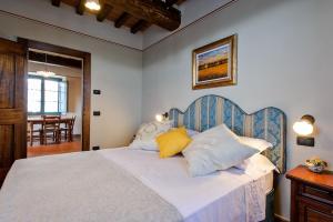 una camera da letto con un grande letto con cuscini gialli di Casa Vacanze La Fiorita a Terontola